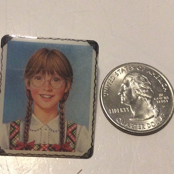 American Girls choker and 8 pins - Picture 7 of 15